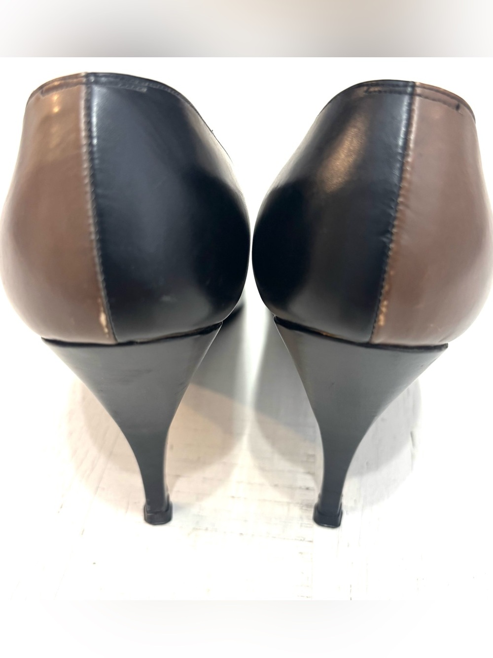 Vintage I. Miller 1950-60 Black Pointed Leather Pumps with Brown Button Accent - Picture 4 of 16